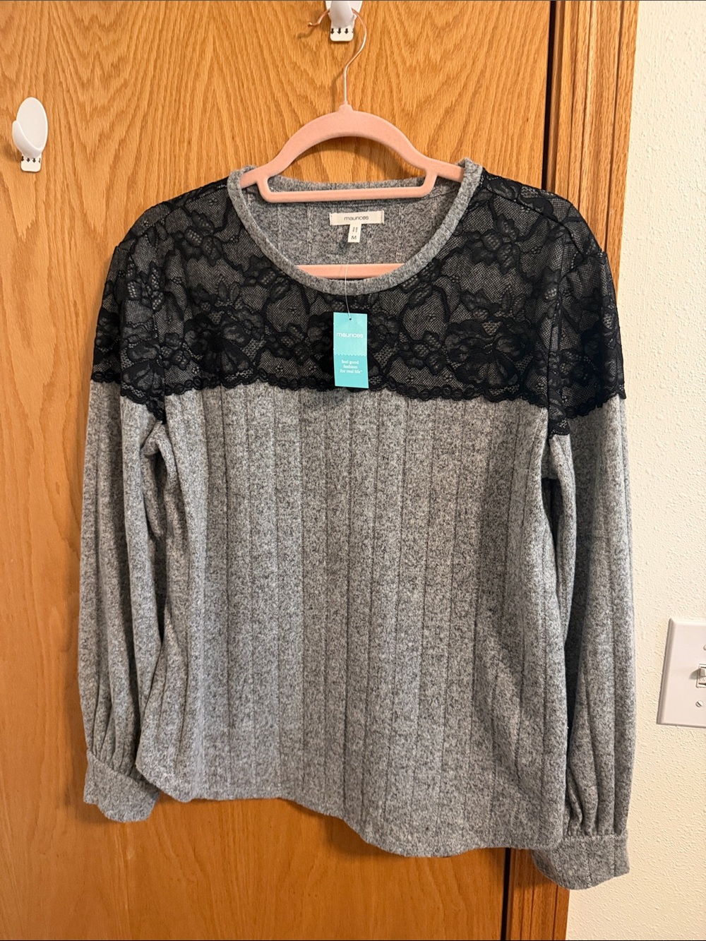 🫶🏼5 for $45!!🫶🏼Maurices Gray Ribbed Knit Top with Black Lace Yoke